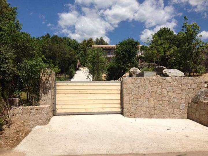 Aménagement extérieur avec portail moderne