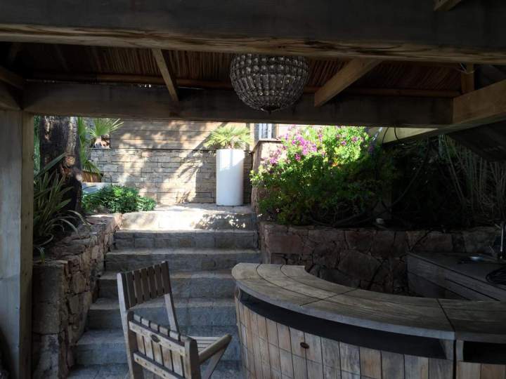 Aménagement poolhouse moderne extérieur