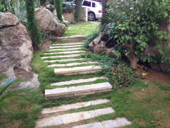Enrochement décoratif pour terrain en pente