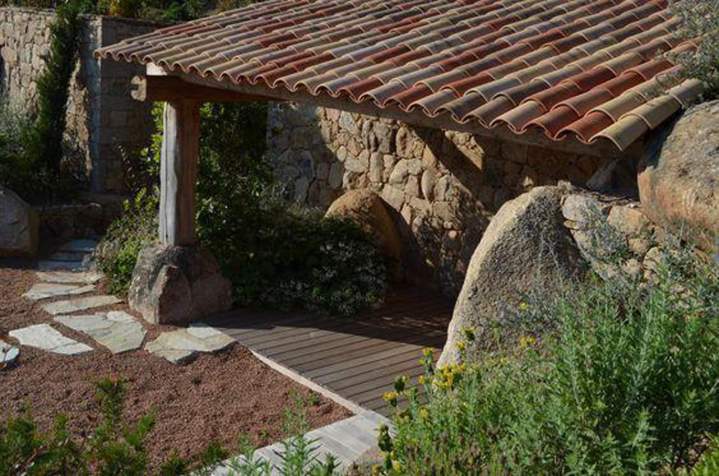 Installation de tonnelle de jardin Corse
