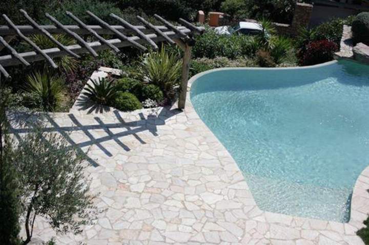 Installation de tonnelle de jardin Corse