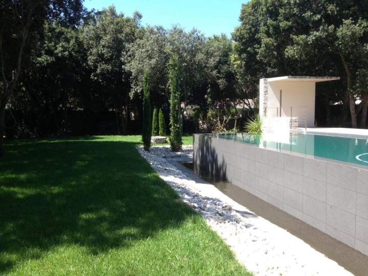 Pose de gazon pour jardin paysager